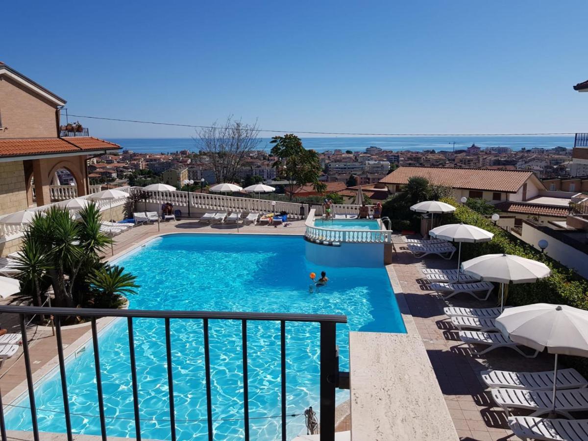 Residence Il Borgo Tortoreto Eksteriør billede