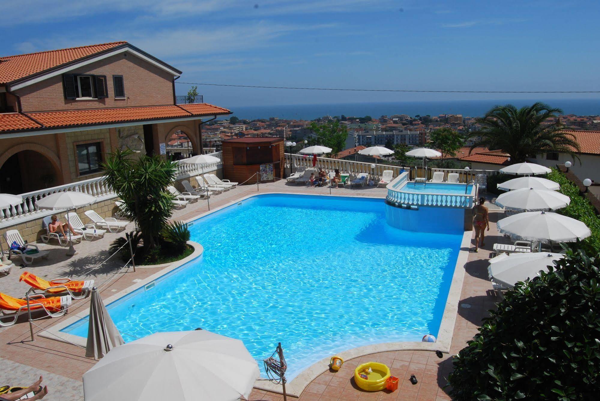 Residence Il Borgo Tortoreto Eksteriør billede