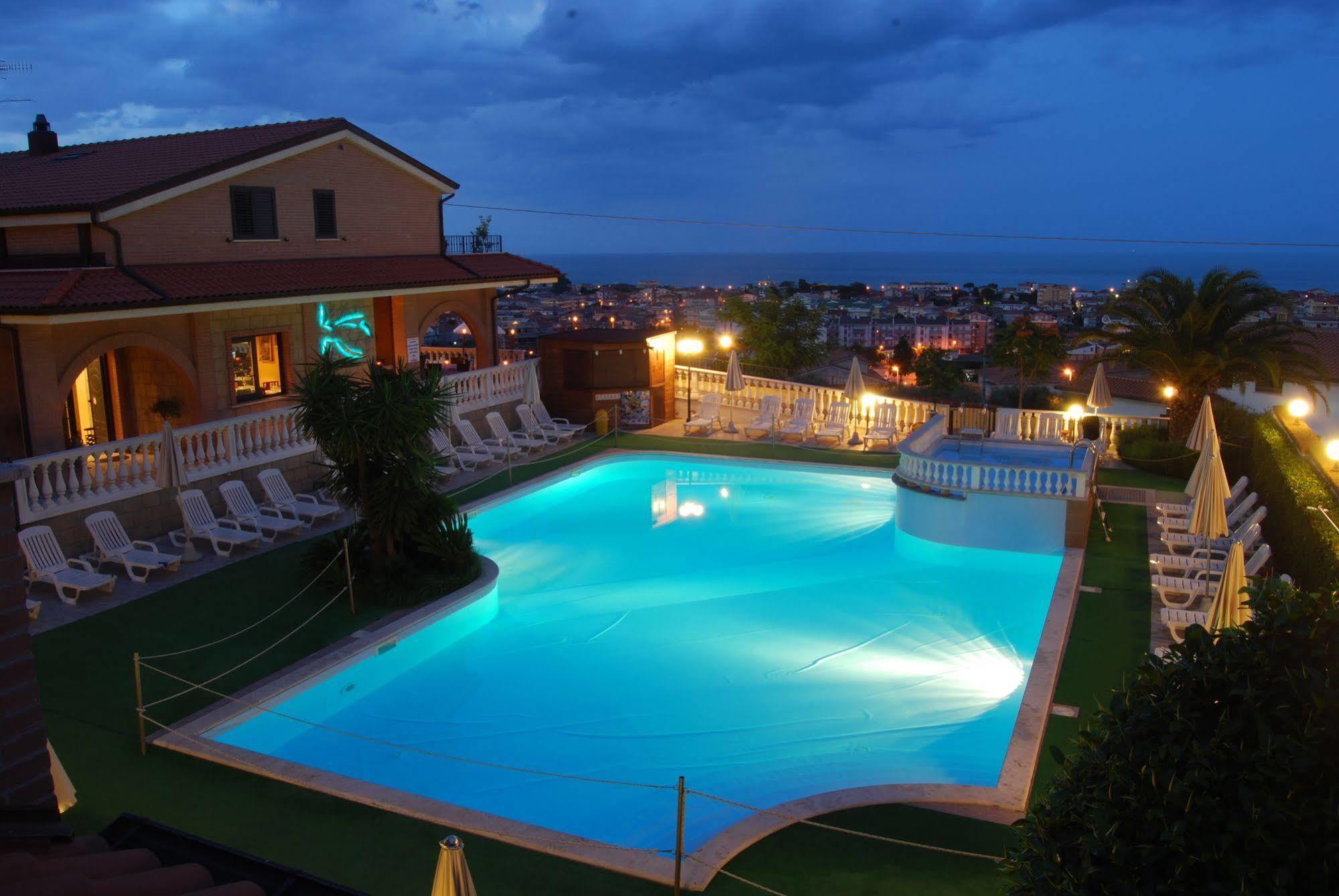 Residence Il Borgo Tortoreto Eksteriør billede
